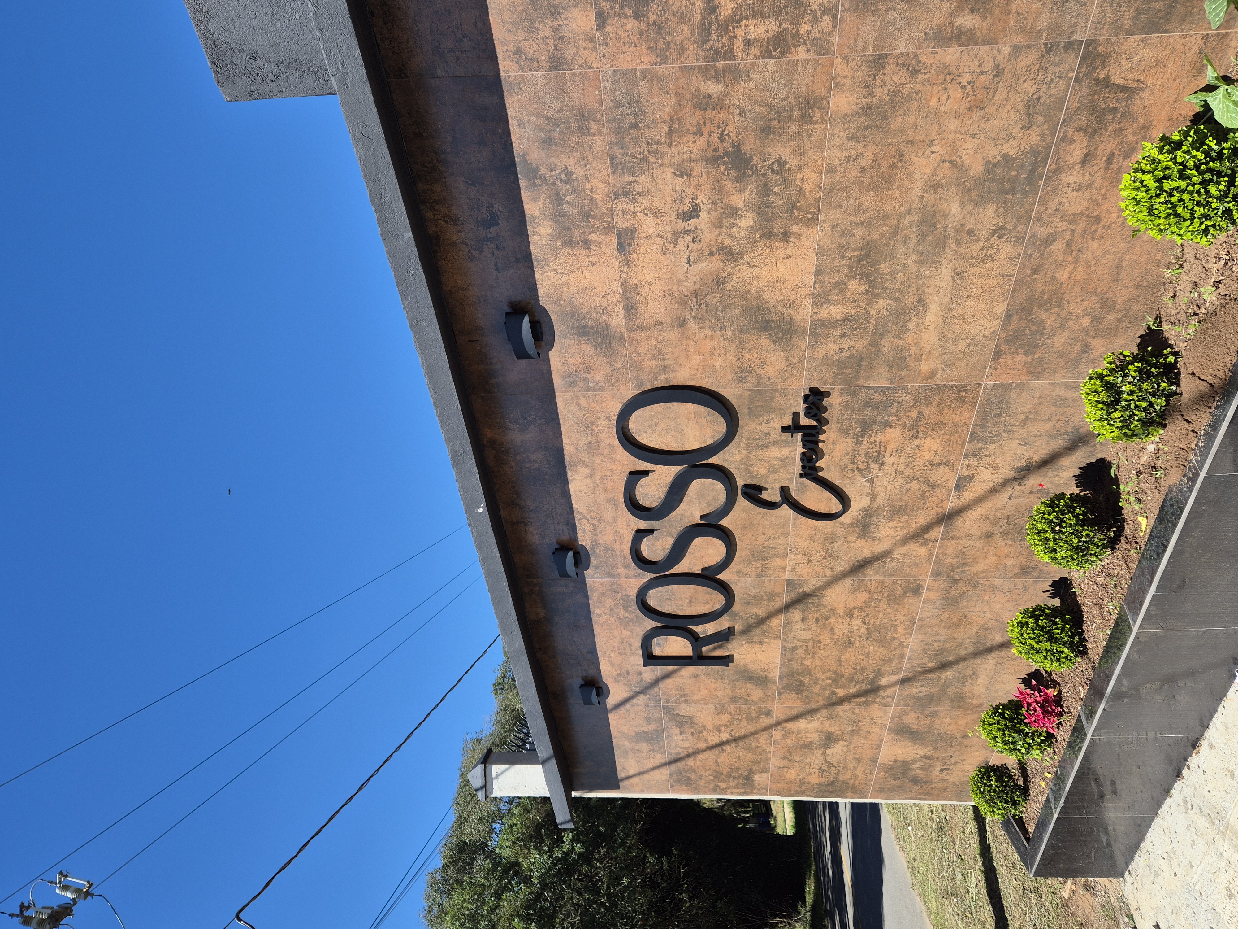 Fachada do Rosso Eventos de Dia
