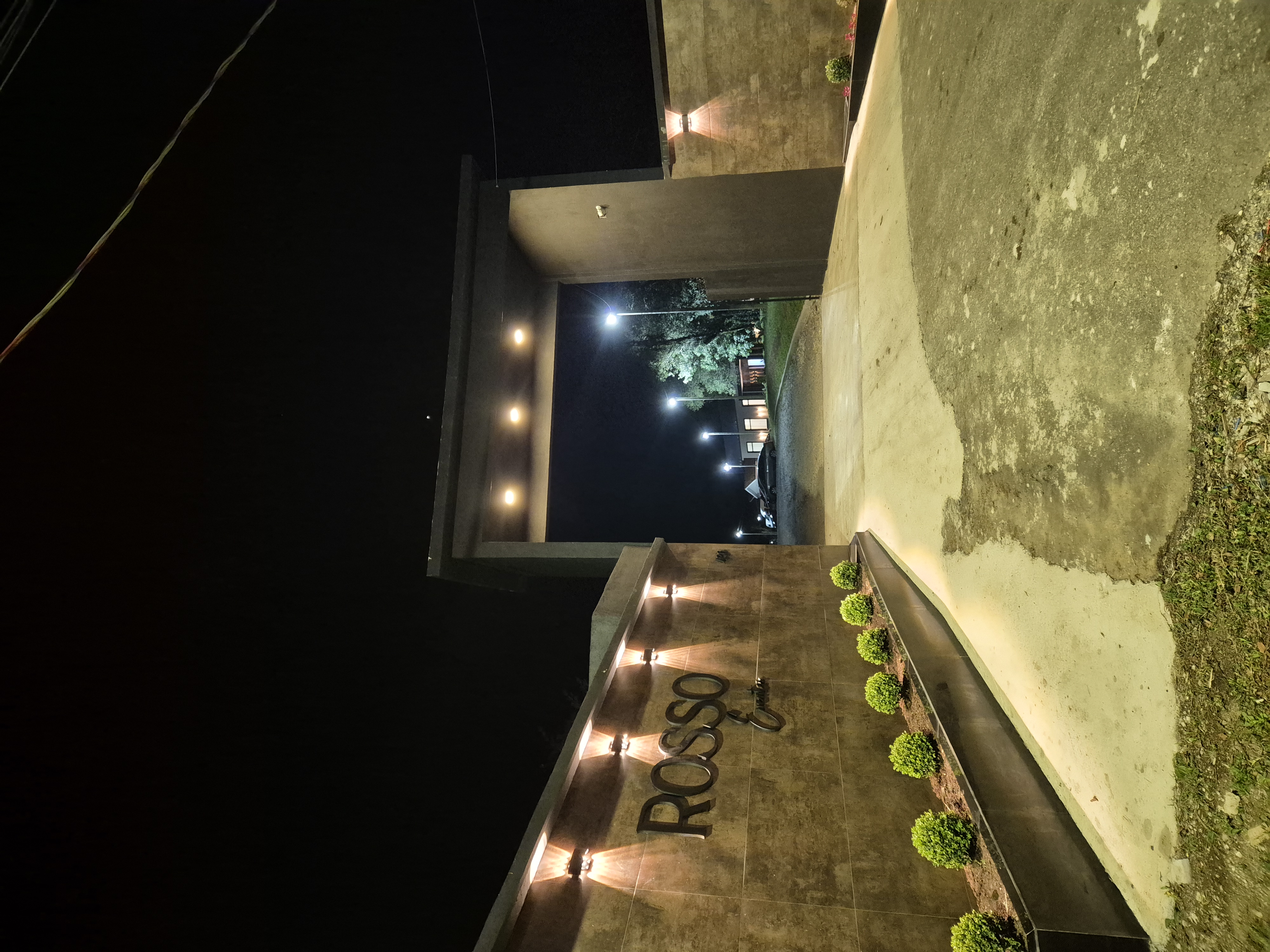 Fachada do Rosso Eventos à Noite
