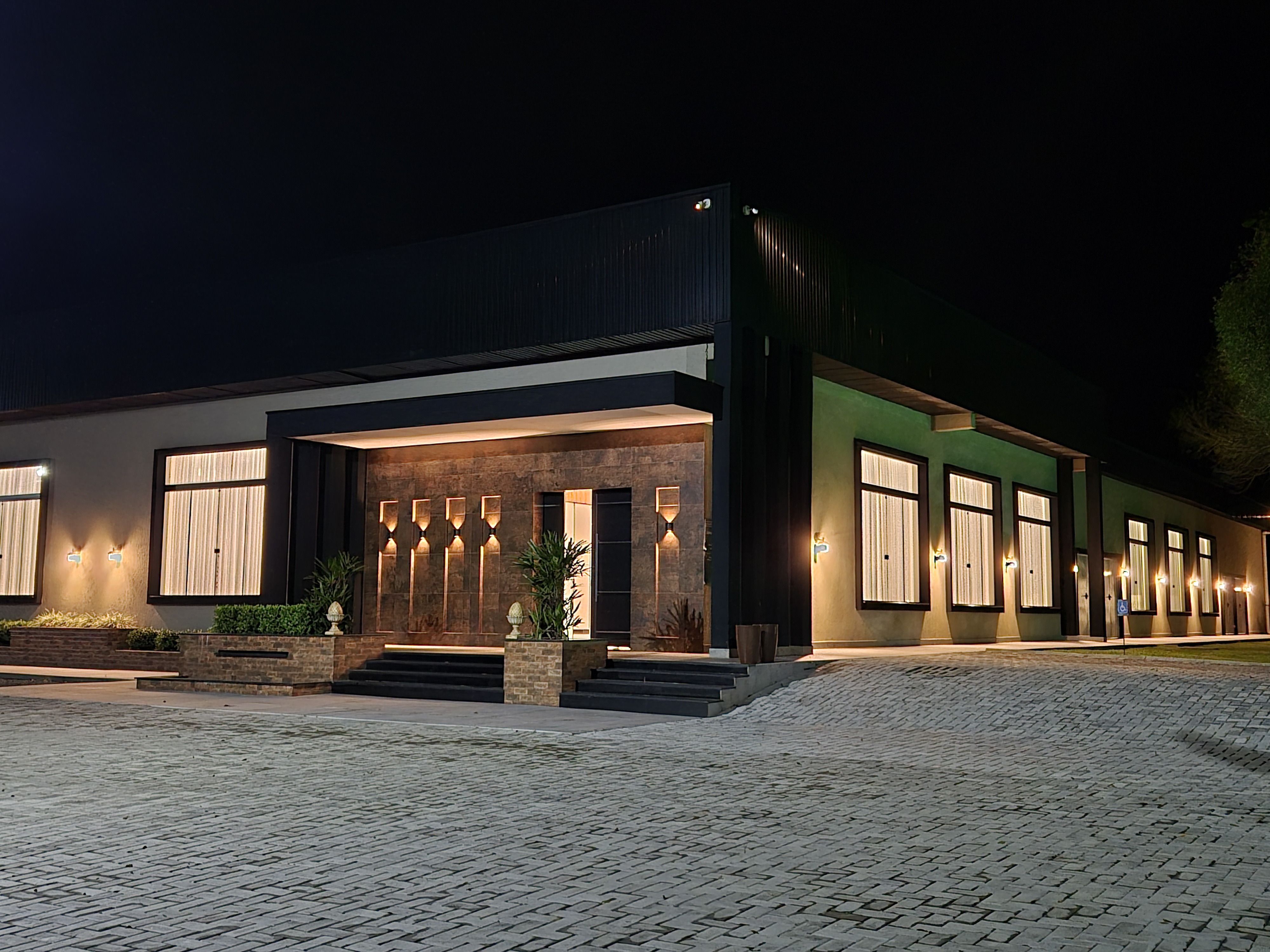 Foto Externa do Salão Rosso Eventos à Noite