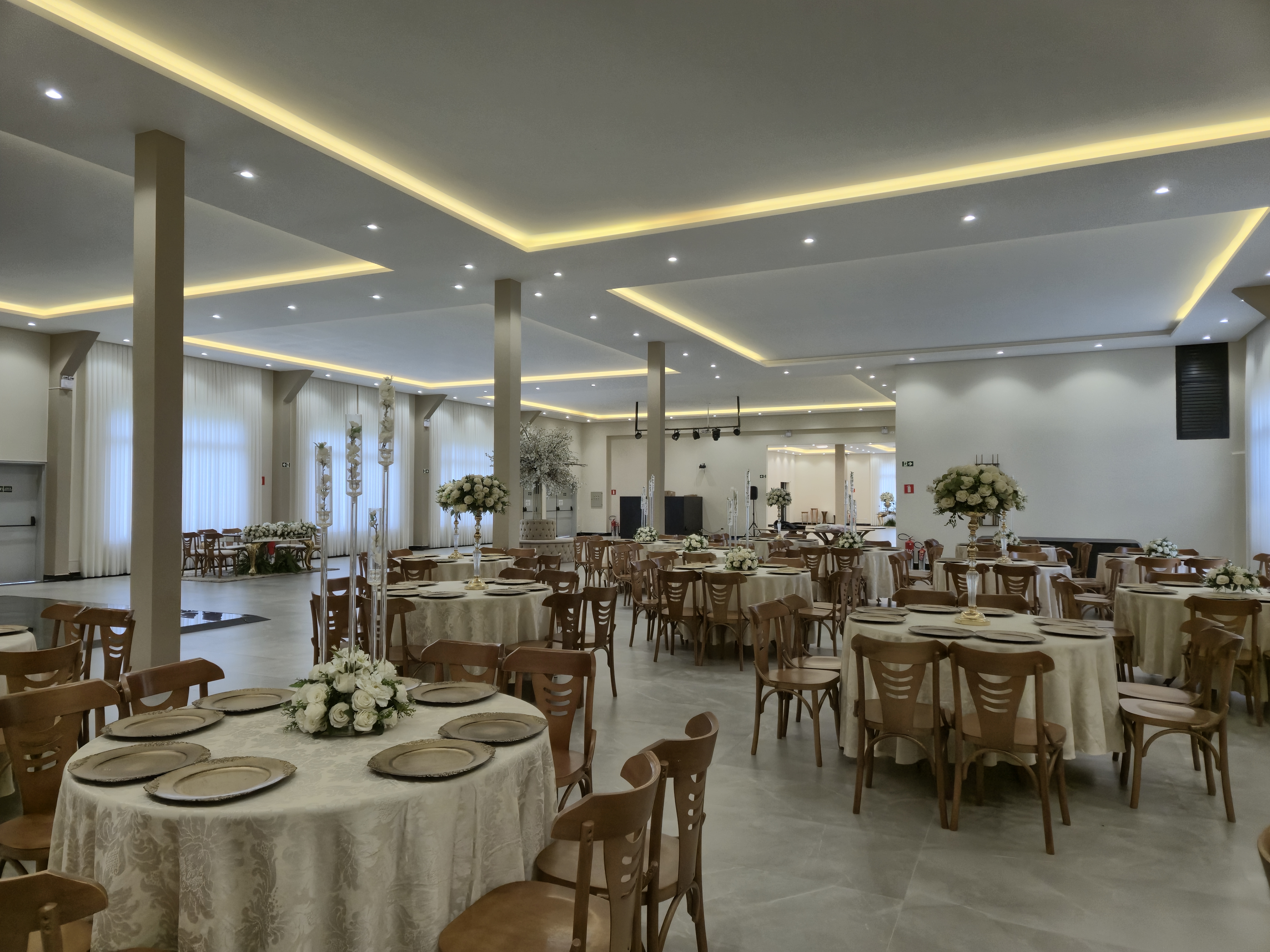 Fachada do Rosso Eventos à Noite